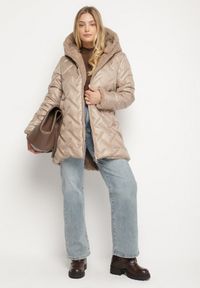 Born2be - Ciemnobeżowa Pikowana Kurtka z Kapturem i Futrzaną Wyściółką Navea. Okazja: do pracy, na co dzień, na spotkanie biznesowe. Typ kołnierza: kaptur. Kolekcja: plus size. Kolor: beżowy, brązowy. Materiał: futro. Wzór: ze splotem. Styl: casual, biznesowy #6