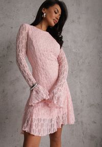 Renee - Różowa Sukienka z Koronki Ozdobiona Rozkloszowanymi Rękawami Cinalata. Kolor: różowy. Materiał: koronka. Wzór: aplikacja, koronka. Typ sukienki: rozkloszowane. Styl: elegancki, klasyczny #1