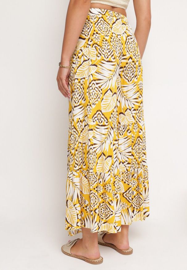 Born2be - Żółte Wiskozowe Spodnie z Szerokimi Nogawkami z Gumką w Pasie Ozdobione Falbanką Jasmalia. Okazja: na co dzień. Kolor: żółty. Materiał: wiskoza. Wzór: aplikacja. Styl: elegancki, casual