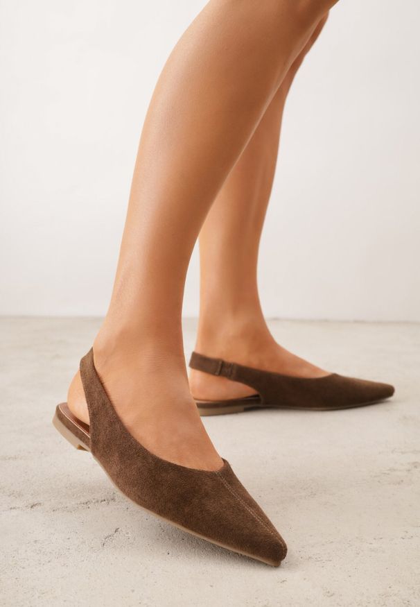 Born2be - Brązowe Balerinki w Stylu Slingback Adriame. Nosek buta: otwarty. Kolor: brązowy. Materiał: zamsz, skóra. Sezon: lato. Obcas: na obcasie. Styl: klasyczny. Wysokość obcasa: niski