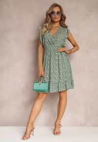 Renee - Zielona Wiskozowa Sukienka Mini z Gumkami w Pasie w Kwiatki Reeves. Typ kołnierza: dekolt kopertowy, kołnierz z falbankami. Kolor: zielony. Materiał: wiskoza. Wzór: kwiaty. Typ sukienki: kopertowe, rozkloszowane. Długość: mini #3