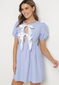 Born2be - Jasnoniebieska Rozkloszowana Sukienka w Kratkę Vichy w Stylu Retro z Wiązaniem Telionea. Okazja: na co dzień. Kolor: niebieski. Wzór: kratka. Typ sukienki: rozkloszowane. Styl: retro #3