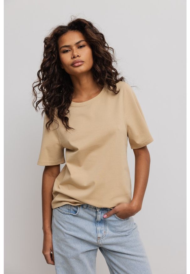 Marsala - Damski T-Shirt w kolorze BEIGE - CAMAS. Materiał: dzianina, bawełna. Długość rękawa: krótki rękaw. Długość: krótkie