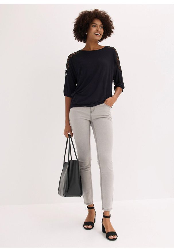 bonprix - Bluzka oversize z mieszanki wiskozy. Kolor: czarny. Materiał: wiskoza, koronka. Wzór: aplikacja, koronka