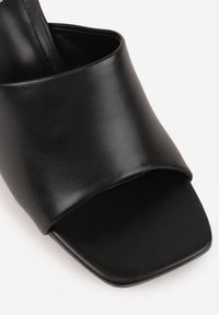 Renee - Czarne Eleganckie Klapki na Słupku z Otwartym Noskiem Kwadratowym Hippeis. Okazja: na co dzień. Nosek buta: otwarty. Kolor: czarny. Materiał: jeans. Obcas: na słupku. Styl: elegancki. Wysokość obcasa: średni #6