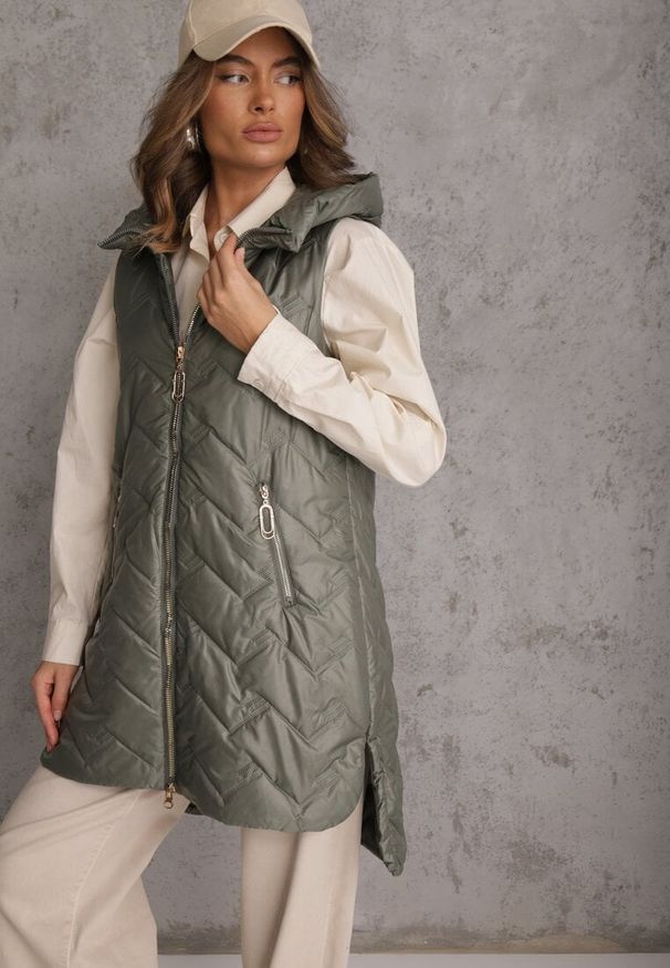 Renee - Zielona Długa Pikowana Kamizelka z Kapturem i Ozdobną Naszywką Mentape. Typ kołnierza: kaptur. Kolor: zielony. Długość: długie. Wzór: aplikacja. Styl: sportowy