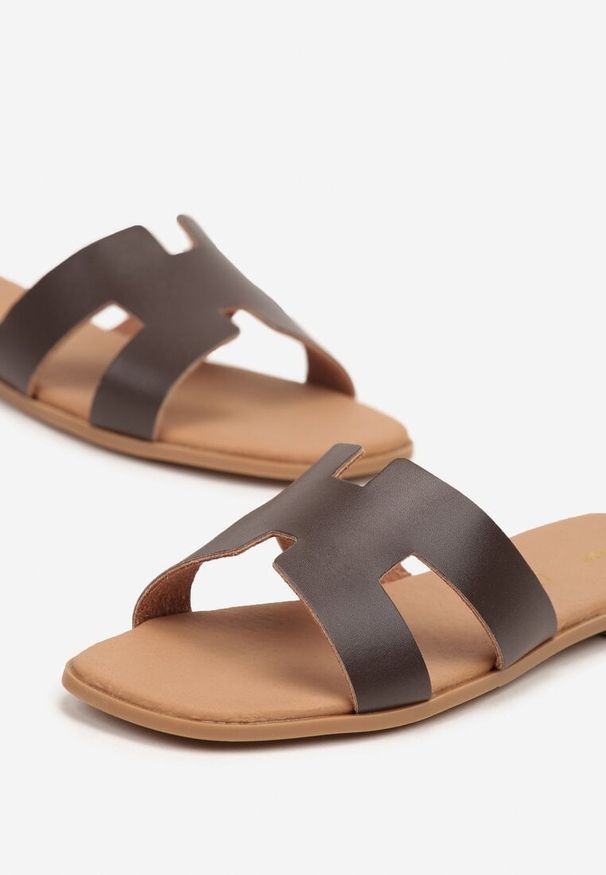 Born2be - Ciemnobrązowe Skórzane Klapki Vices z Geometryczną Cholewką Arseria. Okazja: na co dzień, na imprezę. Kolor: brązowy. Materiał: skóra. Wzór: geometria. Sezon: lato. Styl: casual, elegancki, klasyczny, wakacyjny