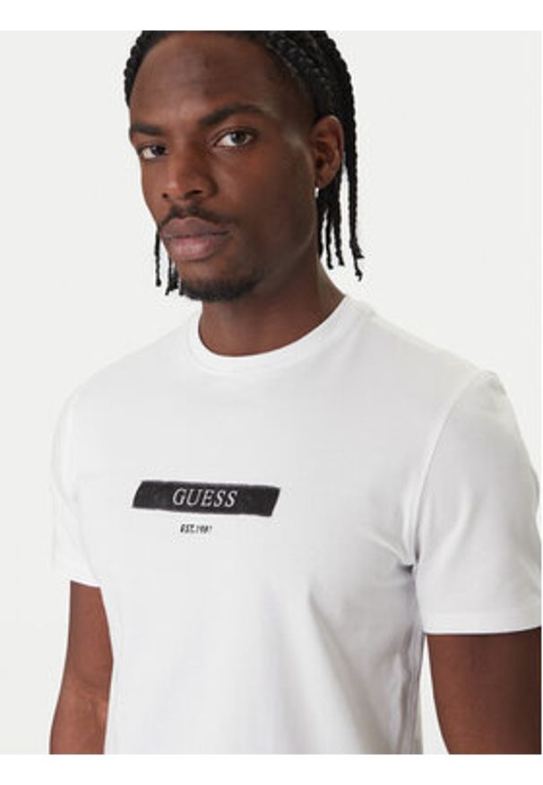 Guess T-Shirt M6RI17 J1314 Biały Slim Fit. Kolor: biały. Materiał: bawełna