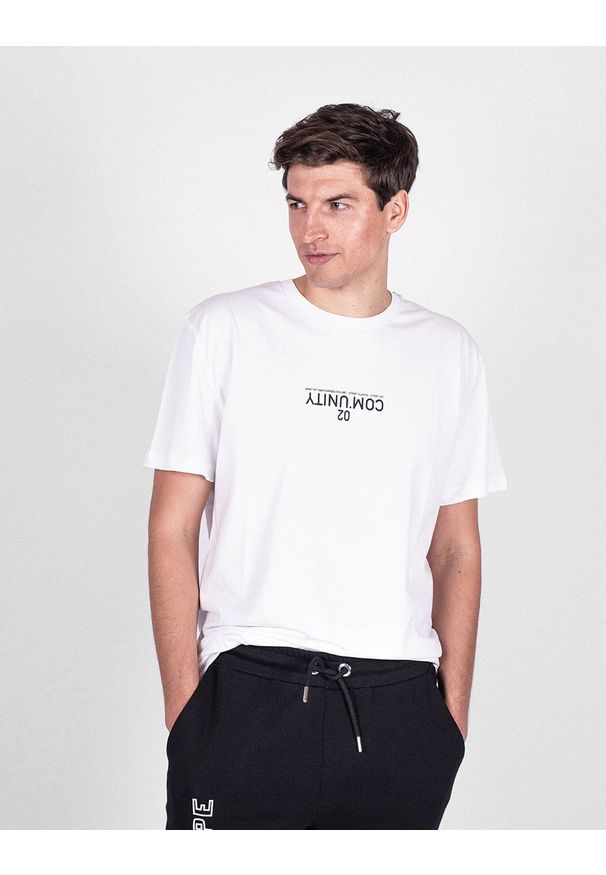 Les Hommes T-shirt "Community" | UHT251 700P | Reserved Community Oversized T-Shirt | Mężczyzna | Czarny, Biały. Okazja: na co dzień. Kolor: czarny, biały, wielokolorowy. Materiał: bawełna. Wzór: nadruk. Styl: casual