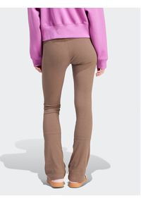 Adidas - adidas Spodnie dzianinowe Essentials IR5945 Brązowy Flare Fit. Kolor: brązowy. Materiał: bawełna #5