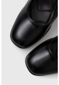 Answear Lab czółenka kolor czarny na słupku. Nosek buta: okrągły. Zapięcie: klamry. Kolor: czarny. Obcas: na słupku. Styl: wakacyjny. Wysokość obcasa: średni #4