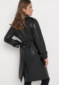 Born2be - Czarny Długi Płaszcz Trencz z Imitacji Skóry Wiązany w Pasie Lintia. Kolor: czarny. Materiał: skóra. Długość: długie. Wzór: paski. Styl: klasyczny #6