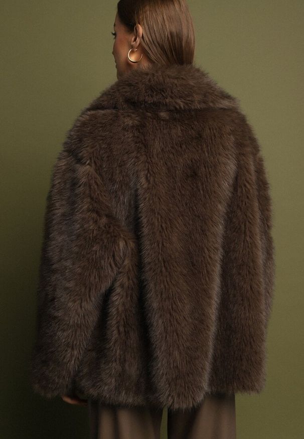 Born2be - Brązowa Dwurzędowa Kurtka Futerko o Fasonie Oversize Asinella. Okazja: na spacer, na randkę, na co dzień. Kolor: brązowy. Materiał: futro. Styl: casual