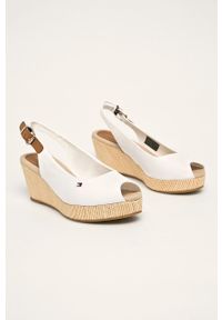 TOMMY HILFIGER - Tommy Hilfiger sandały damskie kolor biały na koturnie. Nosek buta: okrągły. Zapięcie: klamry. Kolor: biały. Obcas: na koturnie #4