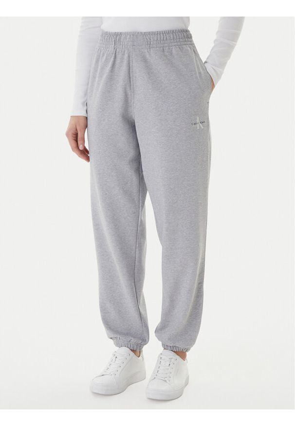 Calvin Klein Jeans Spodnie dresowe Foil Monologo LV047E826G Szary Regular Fit. Kolor: szary. Materiał: bawełna