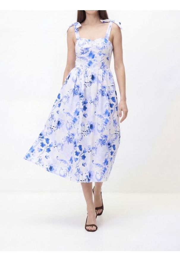 Reserved - Sukienka midi w kwiaty - jasnoniebieski. Kolor: niebieski. Materiał: tkanina. Wzór: kwiaty. Długość: midi
