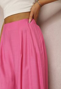 Renee - Fuksjowe Spodnie Aedaris. Stan: podwyższony. Kolor: różowy. Materiał: tkanina. Wzór: ażurowy, gładki. Styl: klasyczny