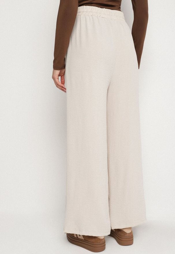Born2be - Jasnobeżowe Spodnie z Wiskozą o Szerokim Kroju ze Ściągaczem w Talii Lavirre. Okazja: na co dzień. Kolor: beżowy. Materiał: wiskoza. Styl: wizytowy, casual, klasyczny