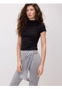 Reserved - Bluzka w groszki - czarny. Kolor: czarny. Materiał: dzianina, bawełna. Wzór: grochy #1