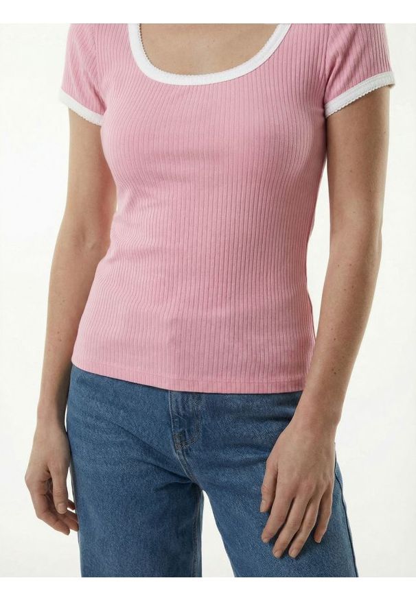 Sinsay - Prążkowana koszulka z kontrastową lamówką - różowy. Kolor: różowy. Materiał: prążkowany
