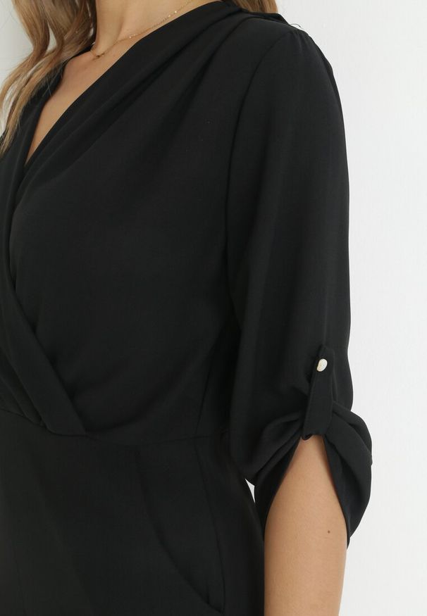 Born2be - Czarny Długi Kombinezon z Kopertowym Dekoltem Lauretia. Kolor: czarny. Długość: długie