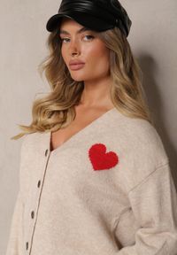 Renee - Beżowy Rozpinany Kardigan Ozdobiony Sercem Miathia. Okazja: na co dzień. Typ kołnierza: dekolt w kształcie V. Kolor: beżowy. Materiał: jeans. Wzór: aplikacja. Styl: casual, elegancki