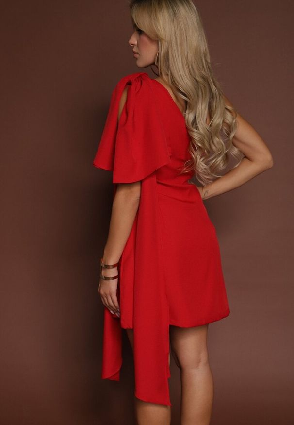 Renee - Czerwona Koktajlowa Sukienka Ozdobiona z Boku Kokardą Morisse. Okazja: na imprezę. Typ kołnierza: kokarda. Kolor: czerwony. Wzór: aplikacja. Typ sukienki: asymetryczne. Styl: wizytowy