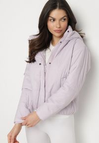 Born2be - Jasnofioletowa Pikowana Kurtka z Kapturem i Lekkim Ociepleniem Ninirila. Okazja: na spacer. Typ kołnierza: kaptur. Kolor: fioletowy. Materiał: jeans. Długość: krótkie. Styl: klasyczny, elegancki #7