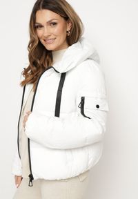 Born2be - Biała Prosta Kurtka Pikowana z Kapturem i Kieszeniami Mirilda. Okazja: na co dzień, na spacer. Typ kołnierza: kaptur. Kolor: biały. Materiał: jeans. Sezon: zima. Styl: klasyczny, casual, elegancki #6