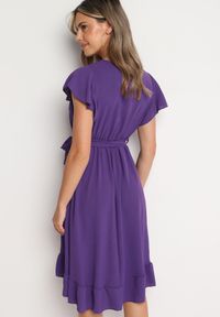 Born2be - Fioletowa Kopertowa Sukienka z Asymetrycznym Dołem Ozdobiona Falbanką z Paskiem w Talii Snidia. Okazja: na spacer, na co dzień. Kolor: fioletowy. Wzór: aplikacja. Sezon: lato. Typ sukienki: asymetryczne, kopertowe. Styl: klasyczny, casual, elegancki #7