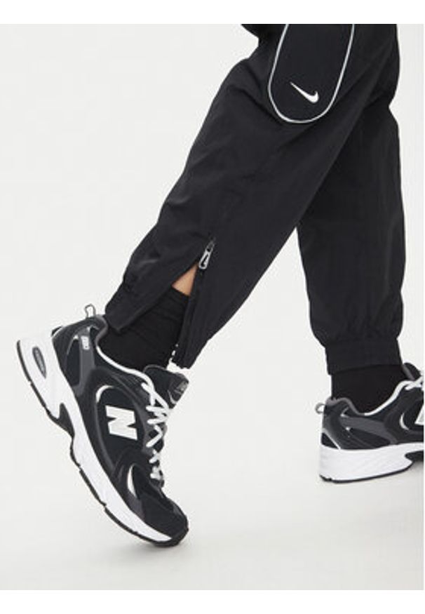Nike Spodnie dresowe FB8620 Czarny Regular Fit. Kolor: czarny. Materiał: syntetyk