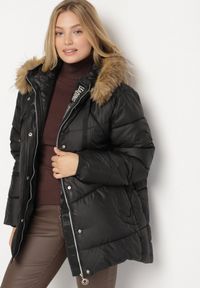 Born2be - Czarna Kurtka z Pikowanymi Przeszyciami i Kapturem z Futerkiem Anavite. Okazja: na co dzień, na spacer. Kolekcja: plus size. Kolor: czarny. Materiał: futro. Styl: casual #6