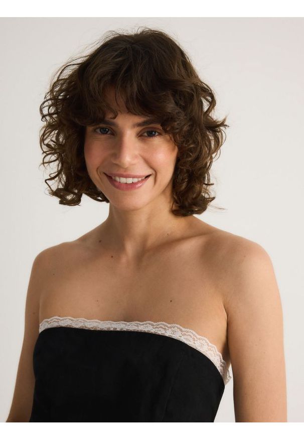 Reserved - Gorset z kontrastową koronką - czarny. Typ kołnierza: dekolt gorset. Kolor: czarny. Materiał: koronka. Wzór: koronka