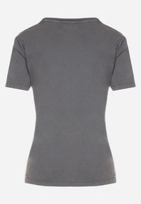 Born2be - Ciemnoszary Bawełniany T-shirt z Metalicznym Napisem i Motylem Zarevalia. Okazja: na co dzień. Kolor: szary. Materiał: bawełna. Wzór: napisy. Styl: sportowy, klasyczny, elegancki, casual #4