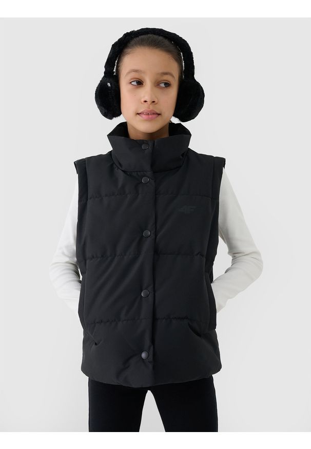 4f - 4F Bezrękawnik puchowy z wypełnieniem syntetycznym dziewczęcy - czarny 122 (6-7 lat). Okazja: na co dzień. Typ kołnierza: kołnierzyk stójkowy. Kolor: czarny. Materiał: syntetyk, puch. Długość rękawa: bez rękawów. Długość: długie. Sezon: lato. Styl: klasyczny, casual, sportowy