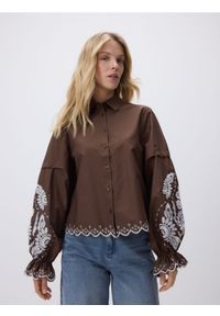 Reserved - Koszula z haftowanym wzorem - brązowy. Kolor: brązowy. Materiał: bawełna. Wzór: haft #1