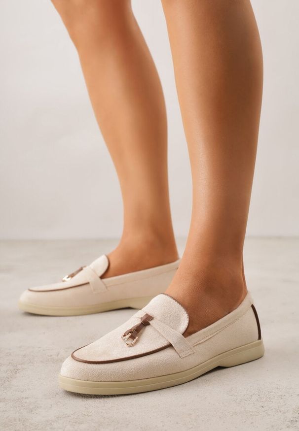 Renee - Beżowe Mokasyny z Imitacji Zamszu z Zawieszką na Nosku Theophitos. Okazja: na spacer. Kolor: beżowy. Materiał: zamsz. Wzór: grochy. Styl: elegancki, retro