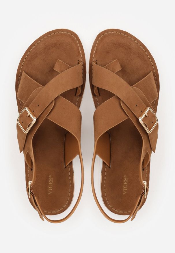 Born2be - Jasnobrązowe Sandały Typu Japonki VICES Ozdobione Klamrą Nanrunia. Okazja: na co dzień. Zapięcie: klamry. Kolor: brązowy. Materiał: koronka. Wzór: aplikacja. Styl: klasyczny, wakacyjny, casual