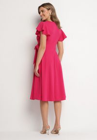 Born2be - Fuksjowa Rozkloszowana Sukienka Kopertowa z Wiązaniem w Talii Dannila. Kolor: różowy. Wzór: aplikacja. Typ sukienki: kopertowe #6