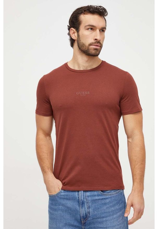 Guess t-shirt bawełniany kolor brązowy z aplikacją. Kolor: brązowy. Materiał: bawełna. Wzór: aplikacja. Styl: klasyczny