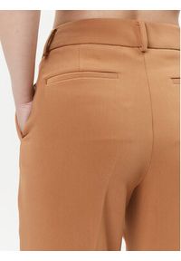 DKNY Spodnie materiałowe UG3PX097 Brązowy Regular Fit. Kolor: brązowy. Materiał: syntetyk