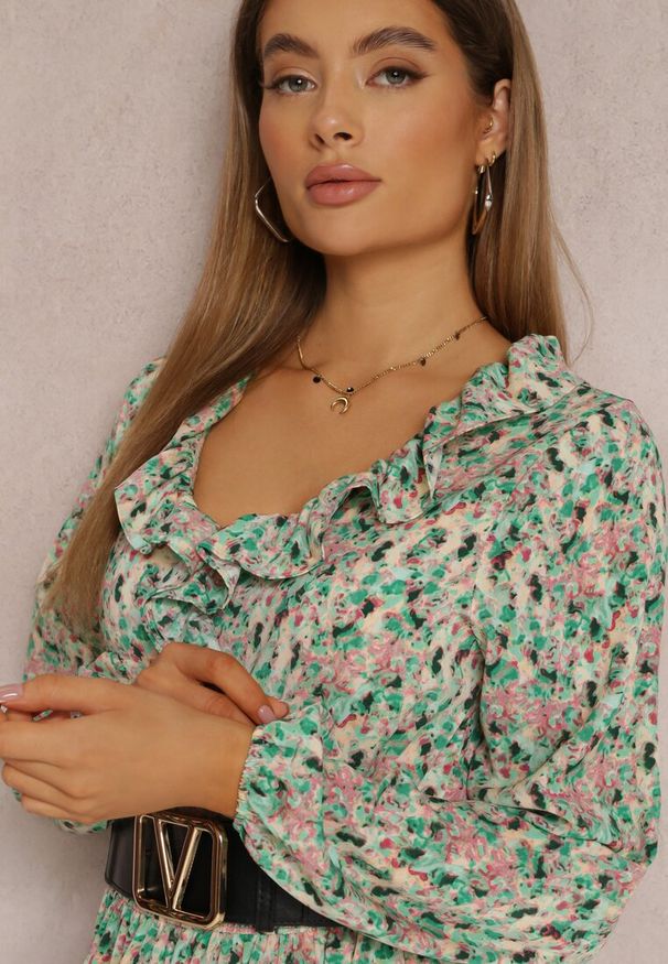 Renee - Miętowa Sukienka z Falbanką przy Dekolcie i Szeroką Gumką w Pasie Pshibih. Typ kołnierza: kołnierz z falbankami. Kolor: miętowy. Materiał: tkanina. Długość rękawa: długi rękaw. Wzór: aplikacja, kwiaty. Długość: maxi