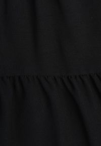 Renee - Czarna Sukienka z Krótkim Rękawem i Ozdobnymi Falbankami o Rozkloszowanym Kroju Vetesa. Okazja: na co dzień. Typ kołnierza: kołnierz z falbankami. Kolor: czarny. Materiał: wiskoza, jeans. Długość rękawa: krótki rękaw. Typ sukienki: proste. Styl: casual, klasyczny #8