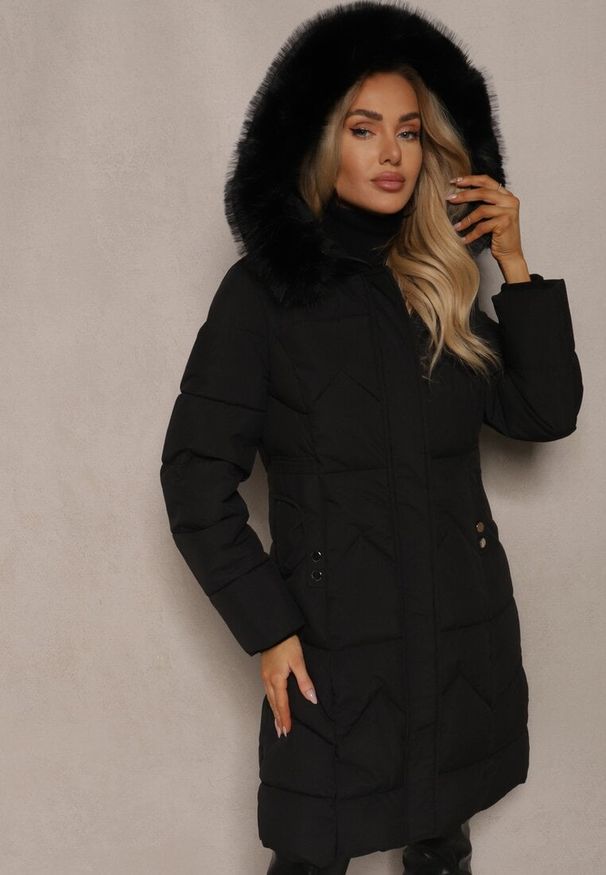 Renee - Czarna Taliowana Kurtka z Pikowanymi Przeszyciami i Kapturem z Futerkiem Tintelira. Kolor: czarny. Materiał: futro. Styl: klasyczny, elegancki