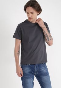 Born2be - Ciemnoszary T-shirt Kallosyne. Kolor: szary. Materiał: jeans, dresówka, bawełna. Długość rękawa: krótki rękaw. Długość: krótkie. Styl: elegancki