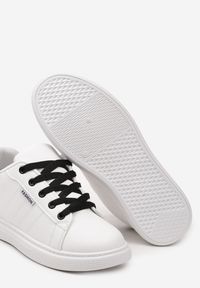 Born2be - Biało-Czarne Płaskie Sznurowane Sneakersy Ozdobione z Tyłu Brokatem Quneria. Nosek buta: okrągły. Zapięcie: sznurówki. Kolor: biały. Wzór: aplikacja. Obcas: na obcasie. Wysokość obcasa: niski #3