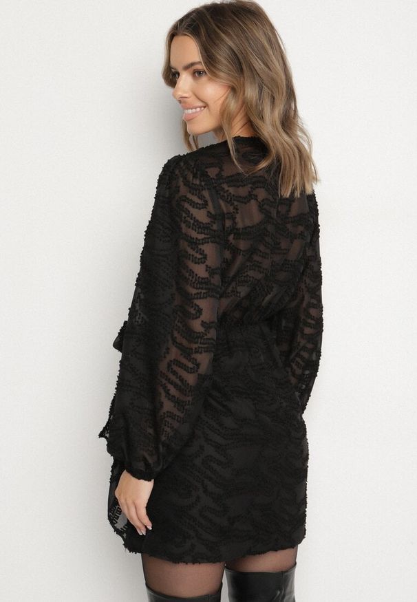 Born2be - Czarna Kopertowa Sukienka z Tkaniny Plumeti Zenorava. Typ kołnierza: dekolt w kształcie V. Kolor: czarny. Materiał: tkanina. Długość rękawa: długi rękaw. Wzór: aplikacja. Typ sukienki: kopertowe. Styl: klasyczny, elegancki