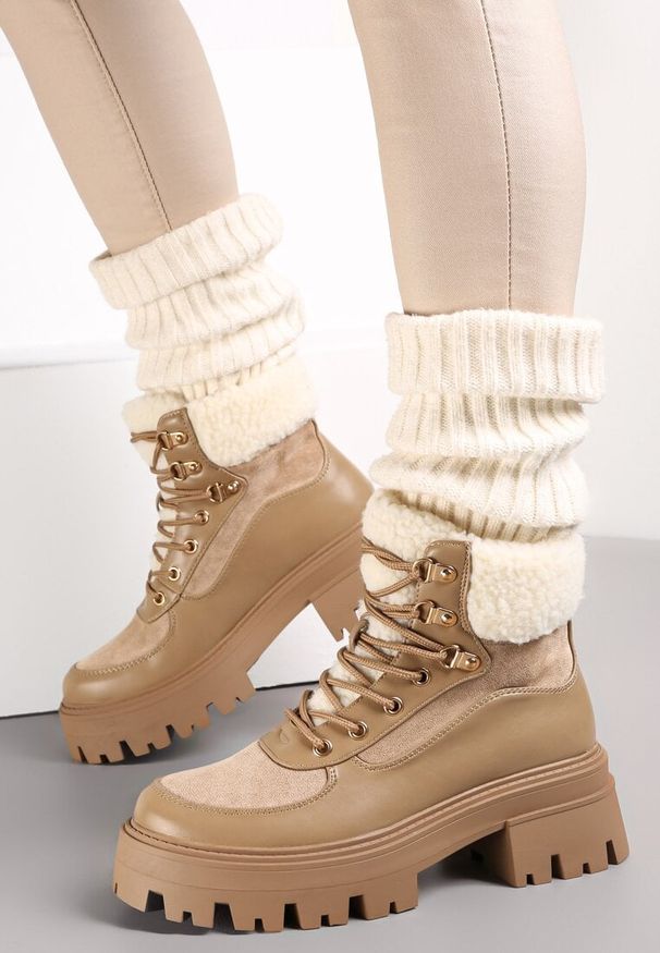 Born2be - Ciemnobeżowe Traperki na Podeszwie z Protektorem i Futerkiem Alling. Wysokość cholewki: za kostkę. Nosek buta: okrągły. Zapięcie: sznurówki. Kolor: beżowy. Materiał: futro. Szerokość cholewki: normalna. Wzór: aplikacja