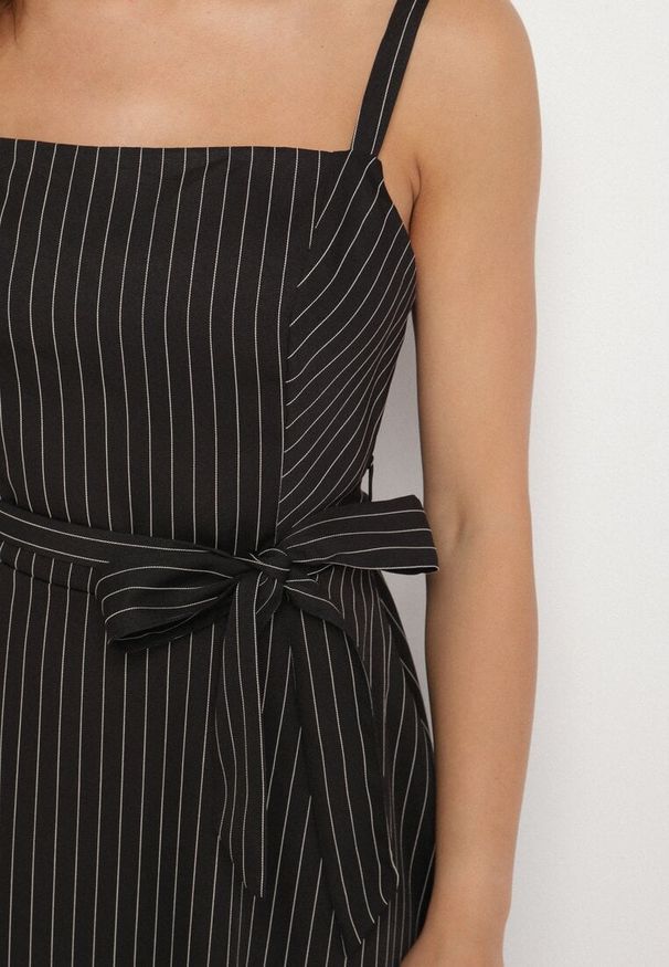 Born2be - Czarna Sukienka z Wiskozą ze Wzorem Pasków Dolereia. Okazja: na co dzień. Kolor: czarny. Materiał: wiskoza. Długość rękawa: na ramiączkach. Styl: casual, klasyczny. Długość: midi