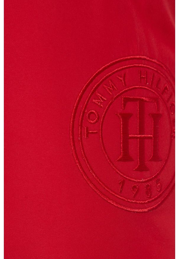 TOMMY HILFIGER - Tommy Hilfiger Kurtka damska kolor czerwony zimowa. Okazja: na co dzień. Kolor: czerwony. Materiał: włókno. Sezon: zima. Styl: casual